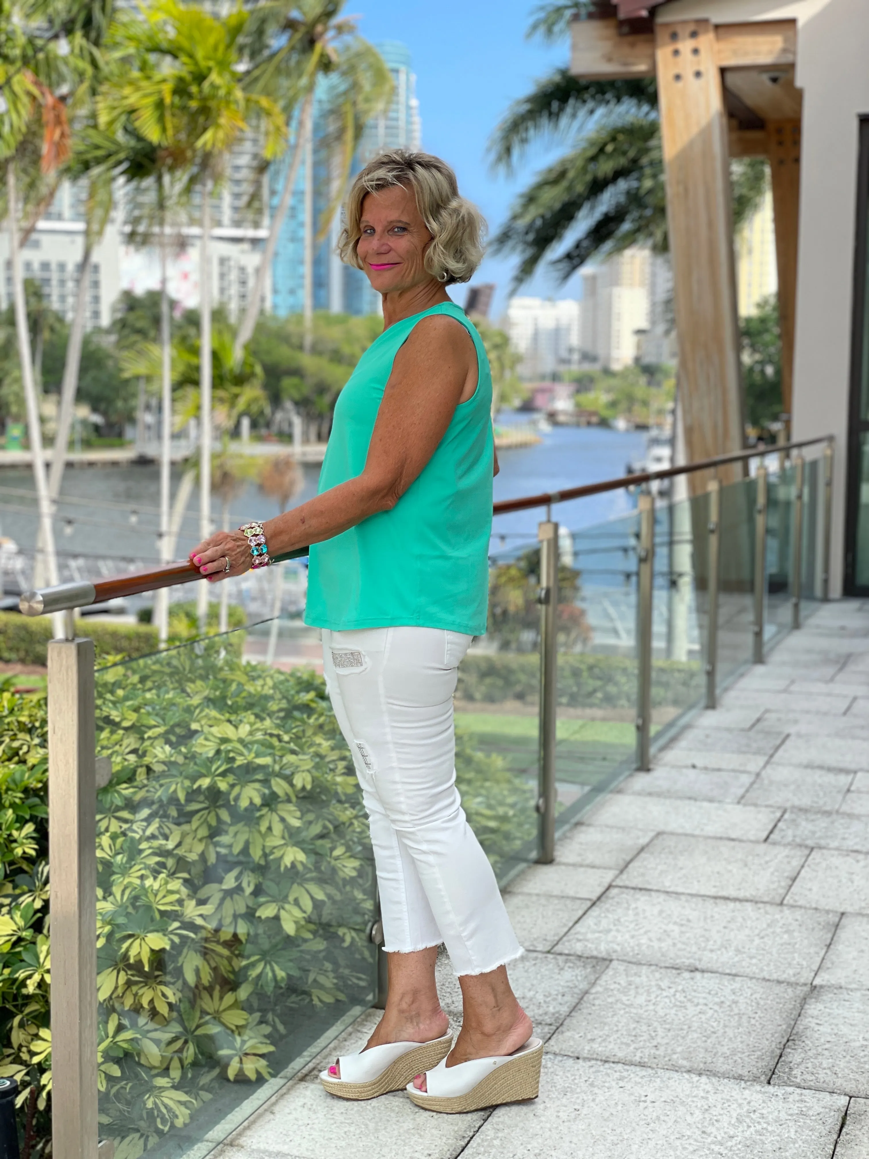 TAILORED MINT V-NECK