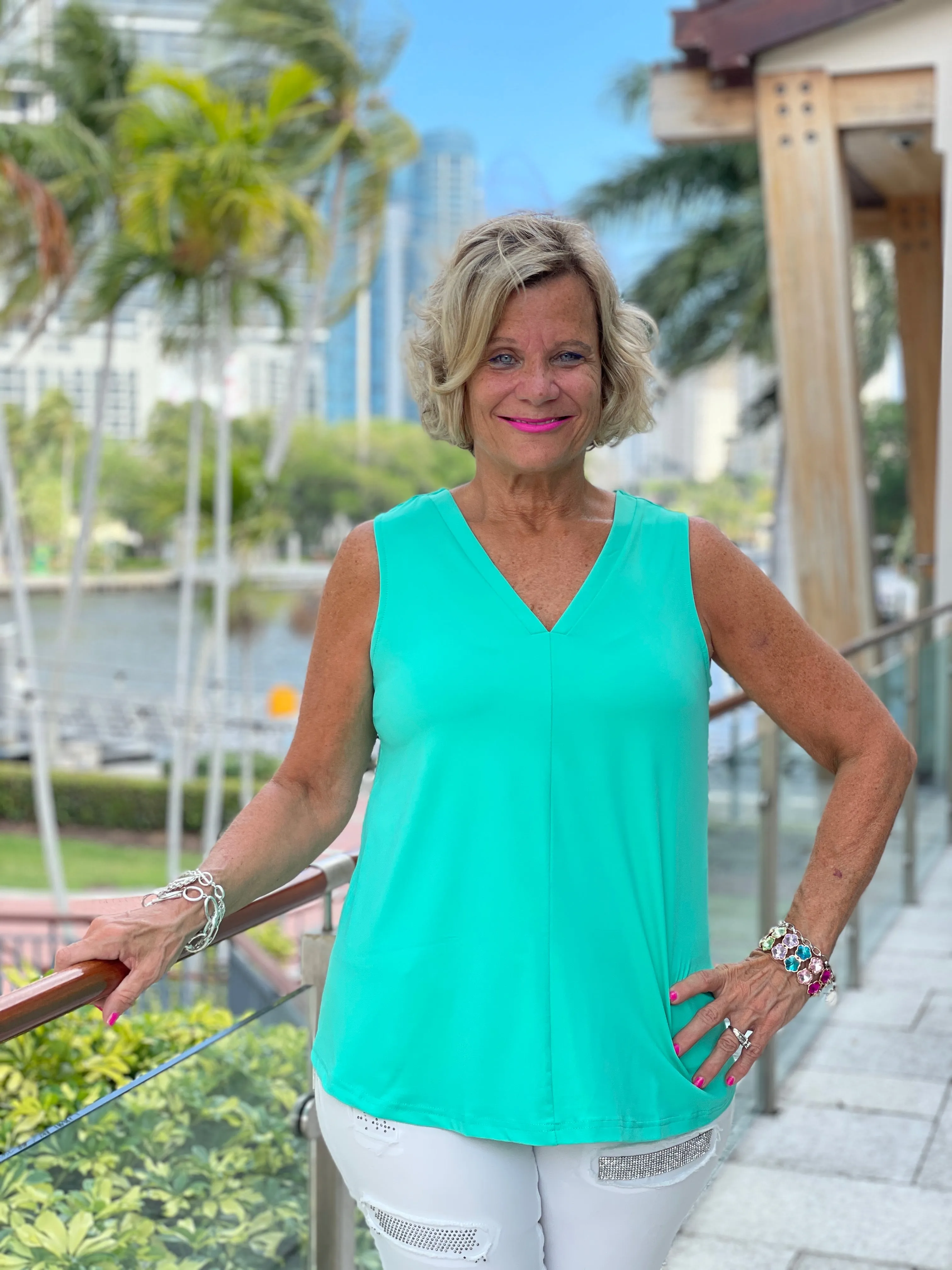 TAILORED MINT V-NECK
