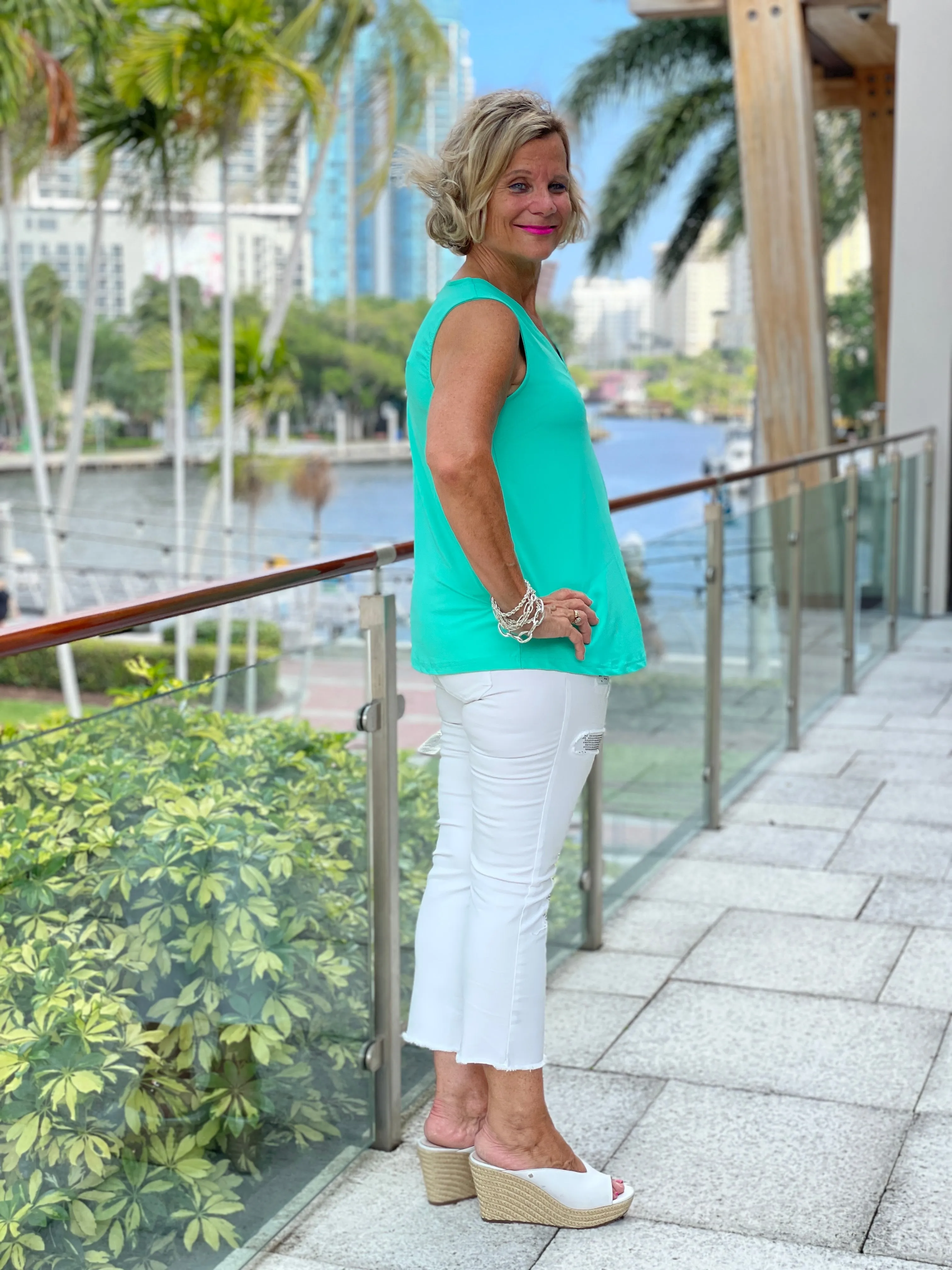 TAILORED MINT V-NECK