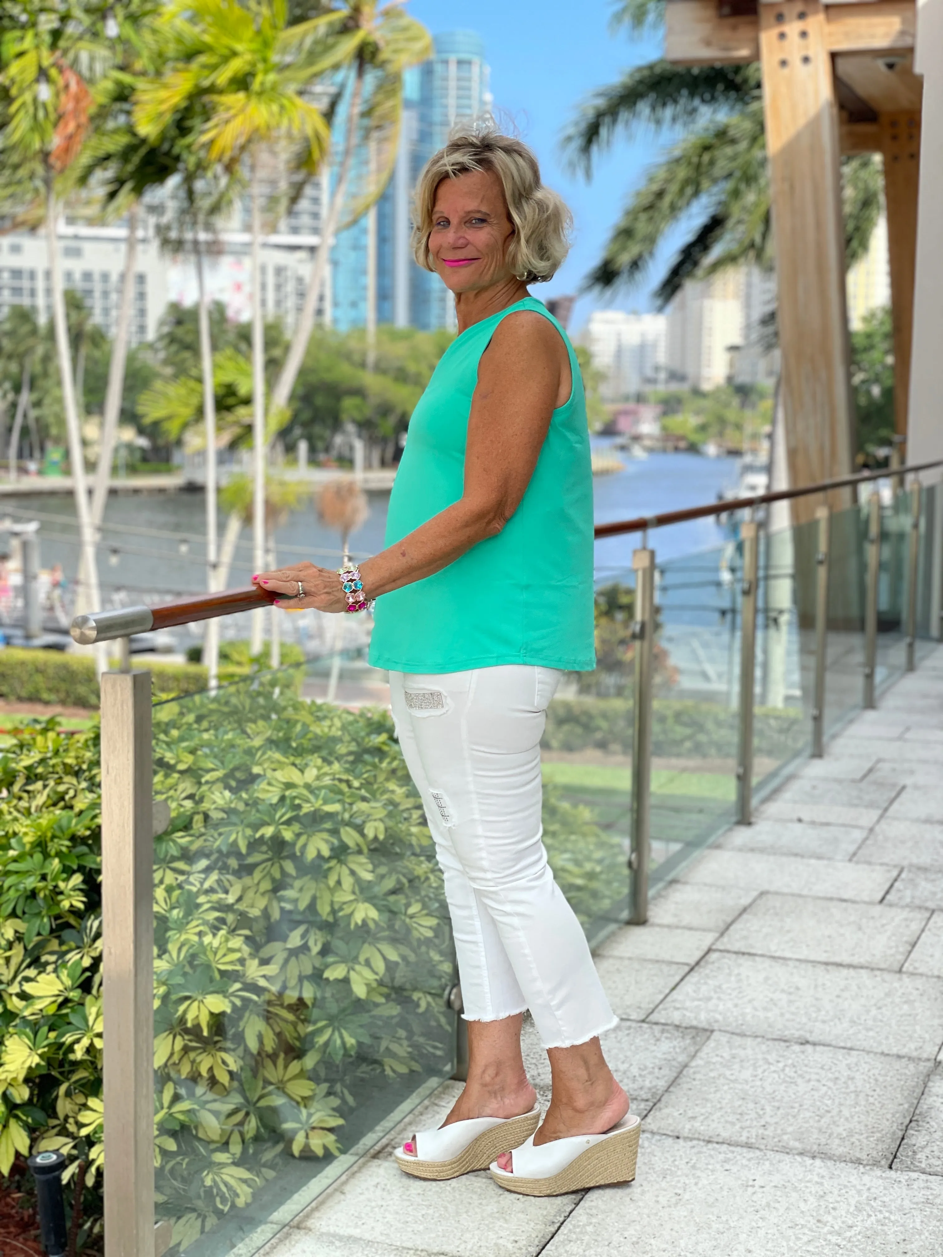 TAILORED MINT V-NECK