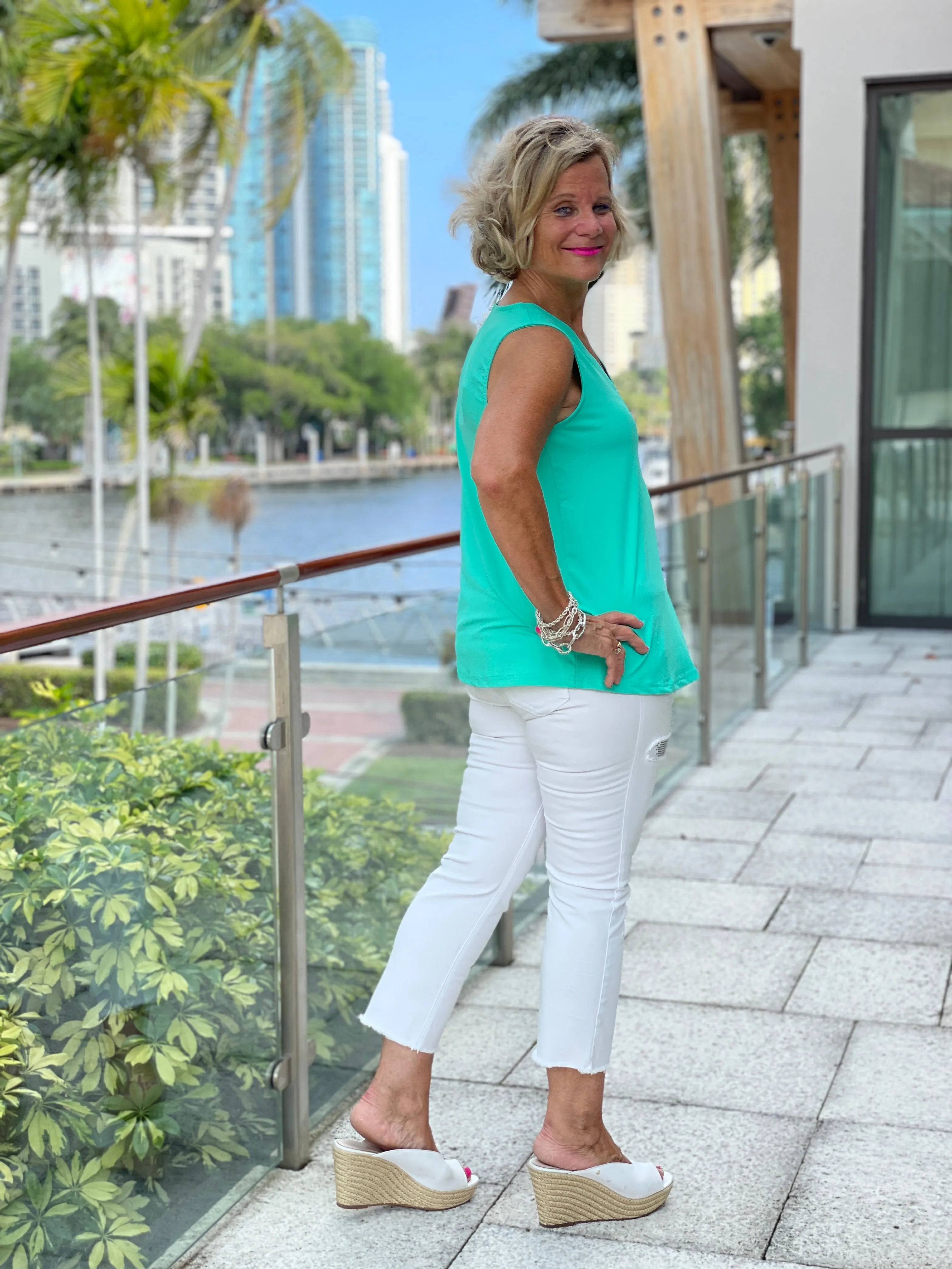 TAILORED MINT V-NECK
