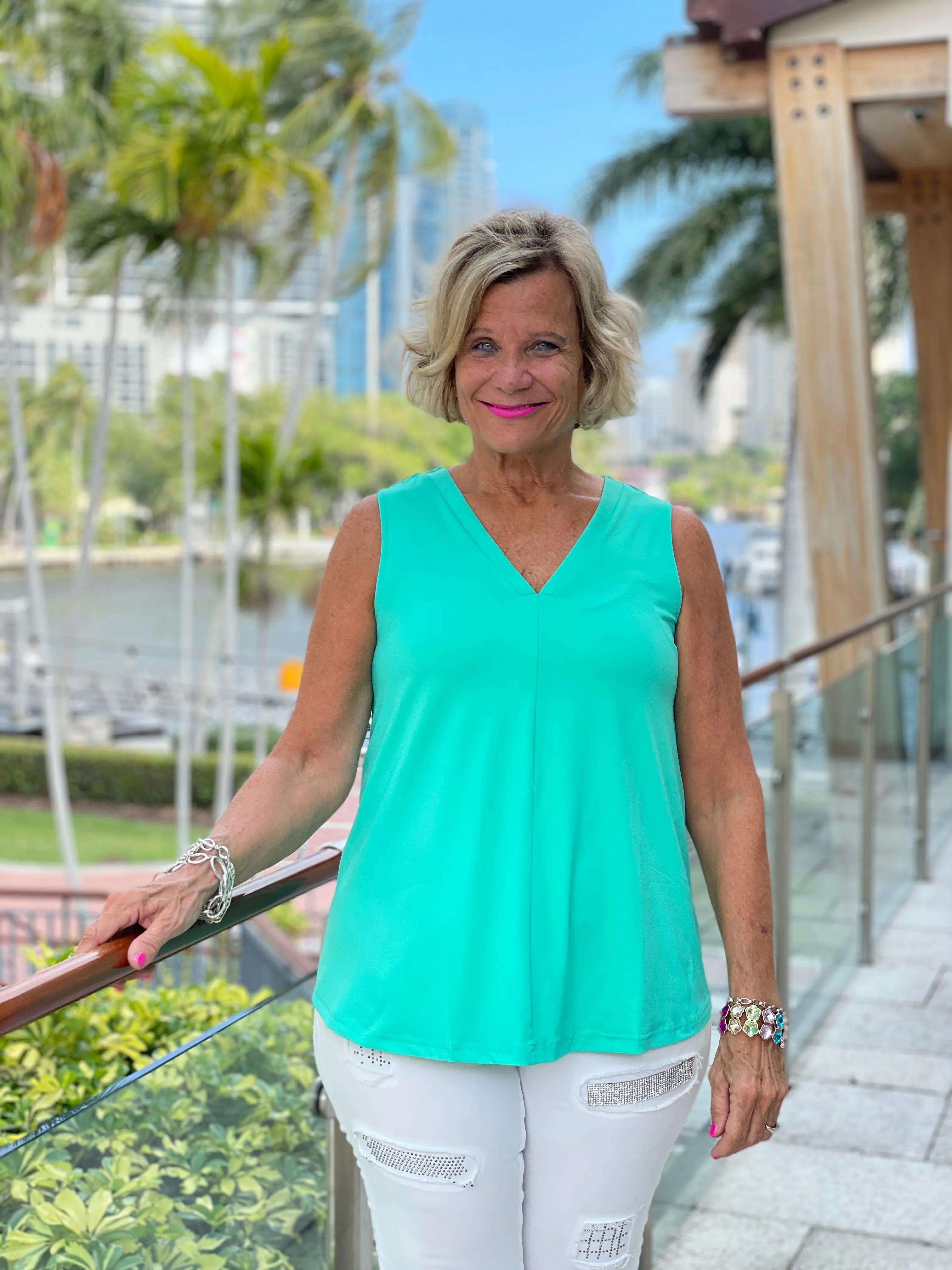 TAILORED MINT V-NECK